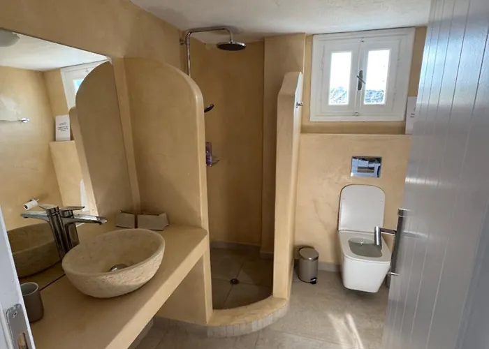 Anemelia By The Sea - *